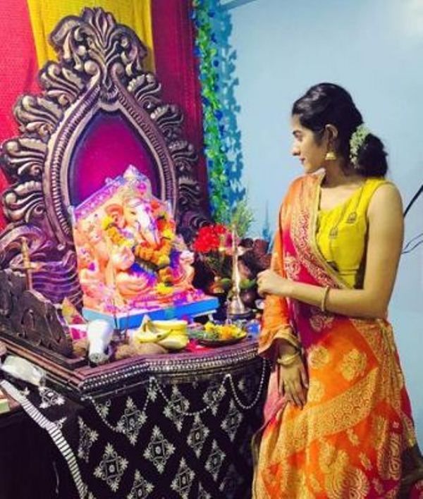 Sakshi Vaidya worshipping in front of the idol of Lord Ganesha