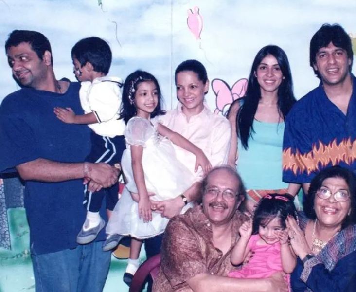 Snehlata Panday with her husband, sons, daughters-in-law, and grandchildren