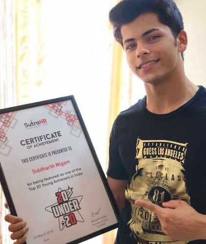 Siddharth Nigam with his Top 20 Young Achievers certificate