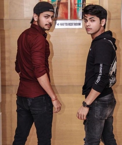 Siddharth Nigam with his brother