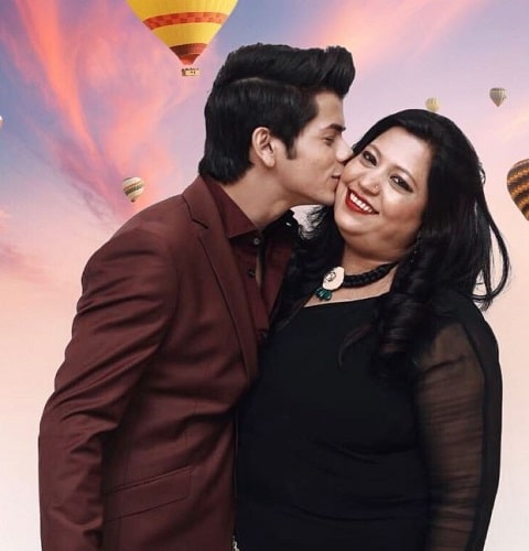 Siddharth Nigam with his mother