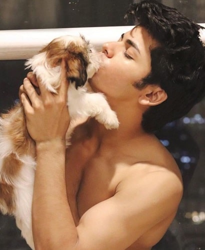 Siddharth Nigam with his pet dog
