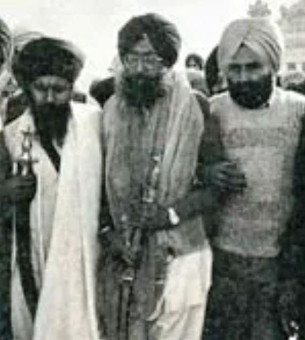 Simranjit Singh Mann visiting Golden Temple after coming out of prison in 1989