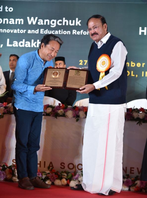 Sonam Wangchuk receiving Dr Paulos Mar Gregorios Award by former Vice President of India Venkaiah Naidu