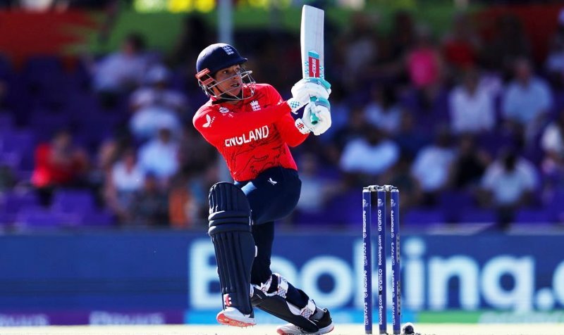 Sophia Dunkley in action for England during the 2022 Women's Cricket World Cup