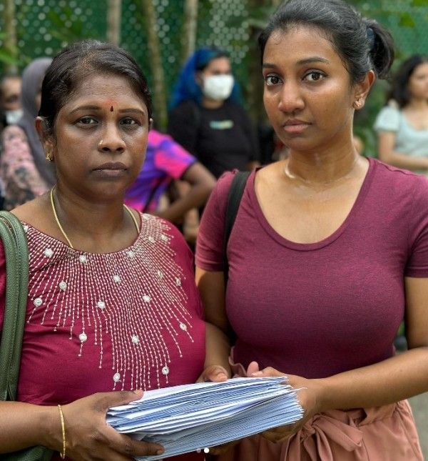 Tangaraju Suppiah's sister Leelavathy (left) with her daughter during the protest against execution