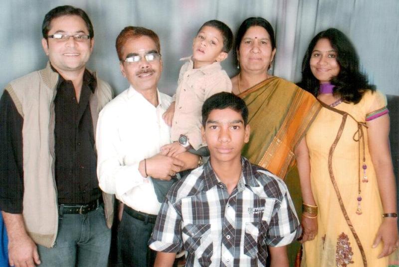 Venkatesh Iyer (in childhood) (in centre in grey and white shirt) with his brother-in-law, Lakhsmana Rao GV, father, Rajasekaran Iyer, mother, Usha Iyer, and elder sister, Priya Lakshmana Rao (left to right)