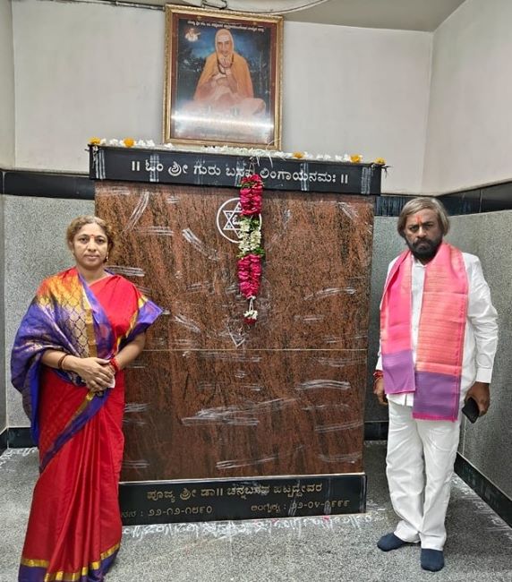 A photo of Eshwara Khandre with his wife