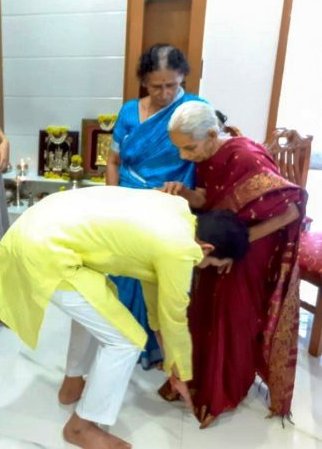 Nalin Kumar Kateel taking blessings from his mother