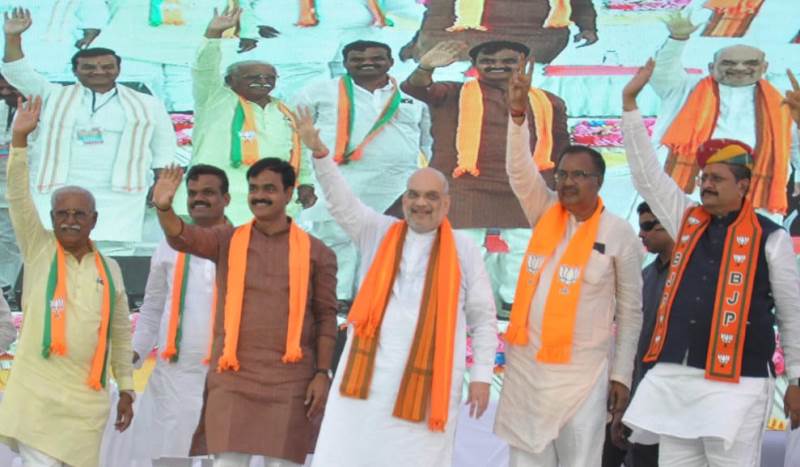 A photograph of Basangouda Patil Yatnal (extreme right) with the BJP leaders