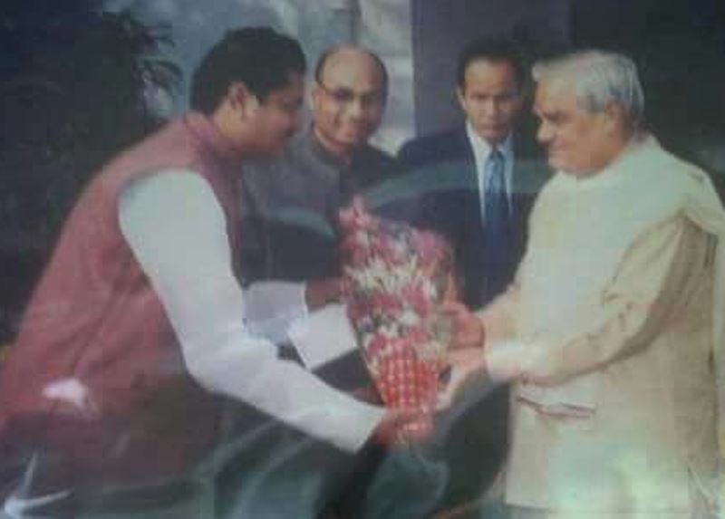 A photograph of Basangouda Patil Yatnal with Atal Bihari Vajpayee