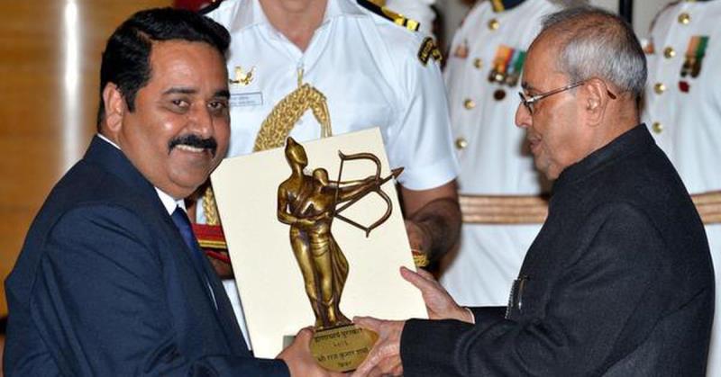 A photograph of Rajkumar Sharma receiving the Dronacharya Award from Pranab Mukherjee