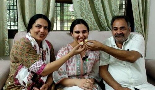 Aashna Chaudhary with her parents