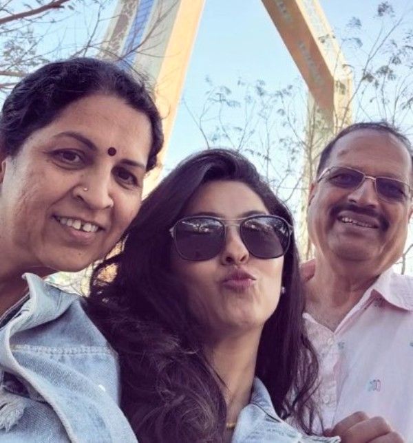 Abhidnya Bhave with her parents