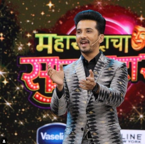 Abhijeet Khandkekar while hosting TV show Maharashtracha Superstar