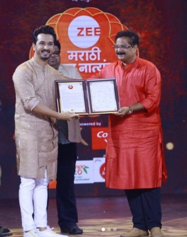 Abhijeet Khandkekar while receiving Zee Marathi Utsav Natyancha Award