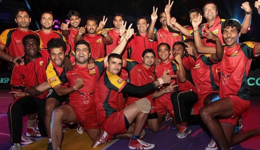 Ajay Thakur with his teammates representing Bengaluru Bulls