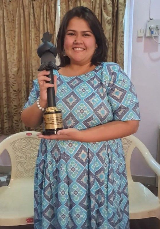 Akshaya Naik with Majjedar Digital Kalakaar award