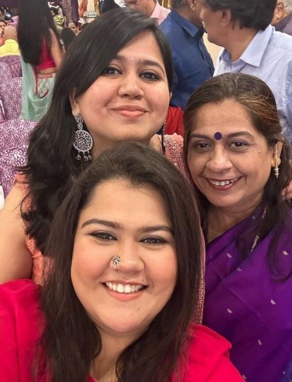 Akshaya Naik with her sister, Akshata Naik, and mother Asmita Naik