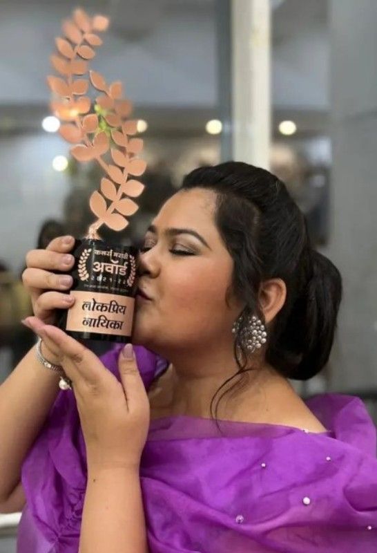 Akshaya Naik with the Most Popular Actress Award 2022