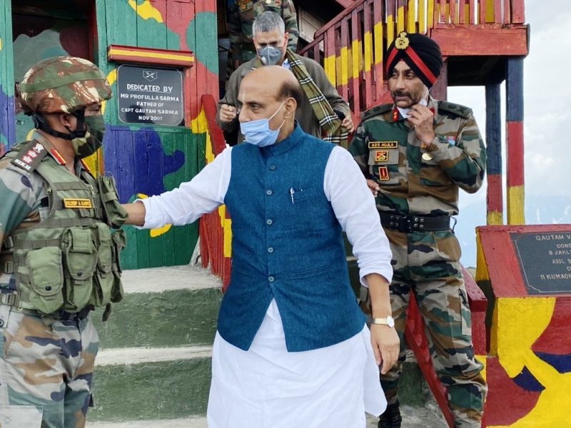 Amardeep with Defence Minister Rajnath Singh while serving as the GOC of the Vajr Division