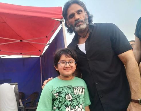 Angad Maholay with Suniel Shetty during the shoot of Dharavi Bank