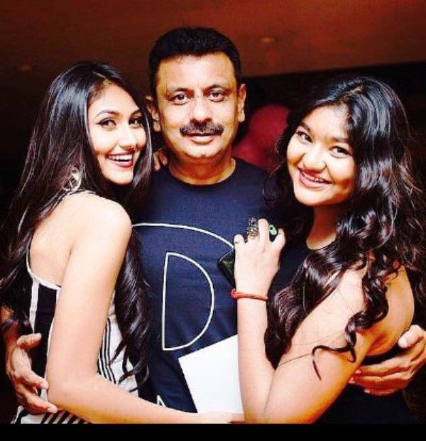 Antasheela Ghosh (extreme left) with her father and sister