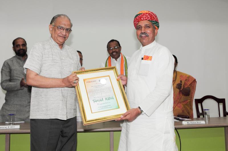 Arjun Ram Meghwal receiving the Best Parliamentarian Award (2013)