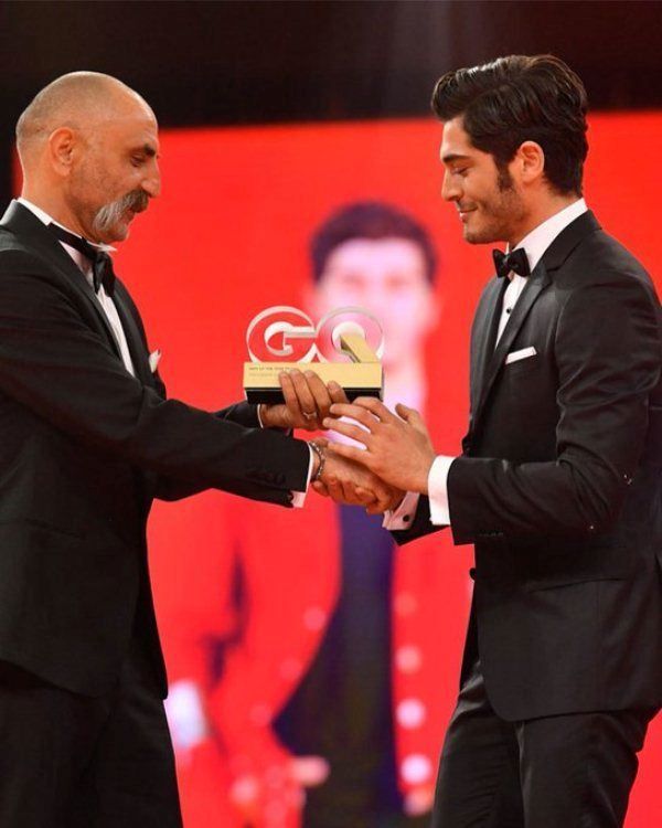 Burak Deniz receiving the ‘Rising Player of the Year’ award