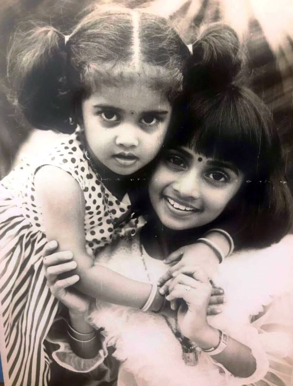 Childhood picture of Shalini with her younger sister, Shamlee
