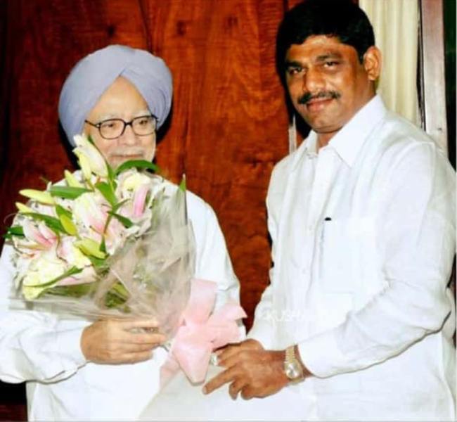 D. K. Suresh (right) with Manmohan Singh, the former Prime Minister of India
