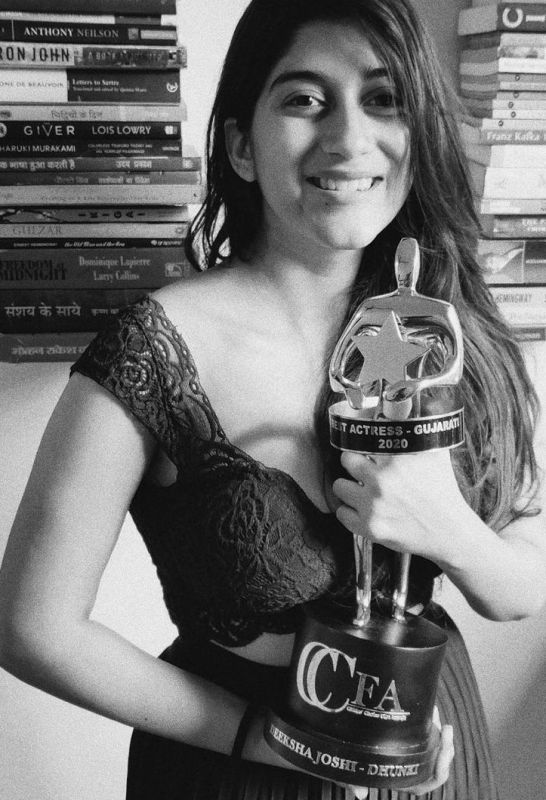 Deeksha Joshi while holding the Critics' Choice Film Award (2020)
