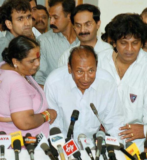 Dr. Rajkumar speaking to the media after his release from captivity in November 2000