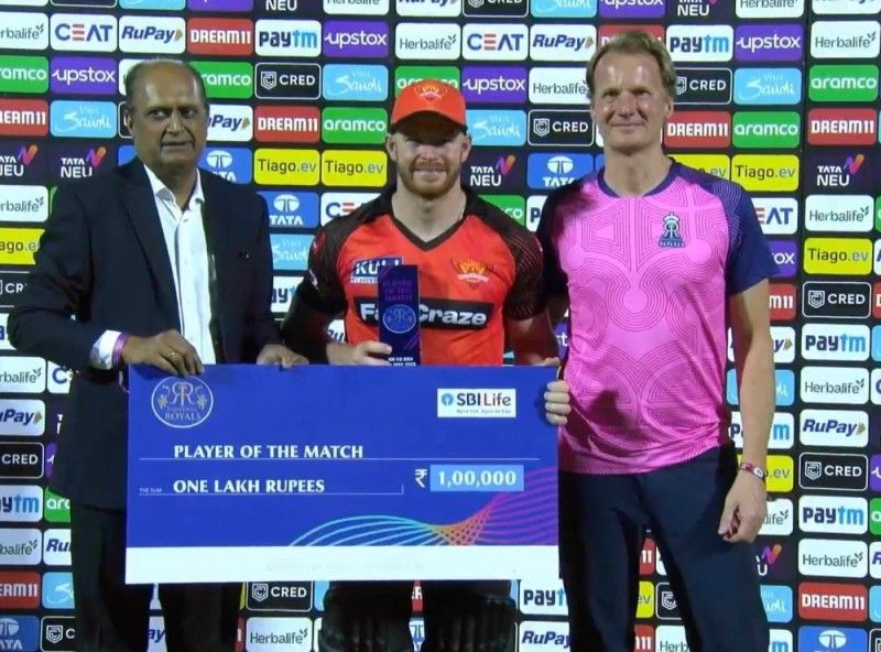 Glenn Phillips (centre) was given Man of the Match award after scoring 25 quick runs off 7 balls against Rajasthan Royals