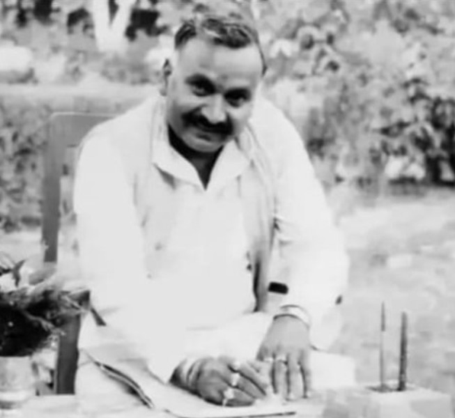 Hari Shankar Tiwari filing his nomination in 1980s