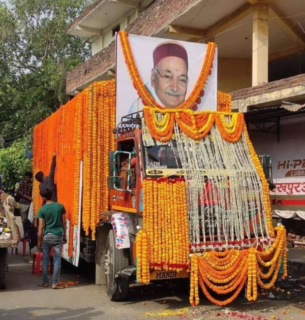 Hari Shankar Tiwari's funeral procession was carried through Gorakhpur