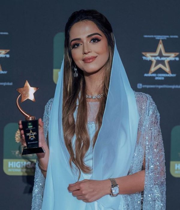 Jumana Khan with Top Influencer Award 2023