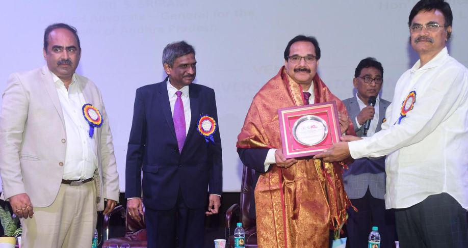 KL Deemed to be University Chancellor Koneru Satyanarayana presenting a memento to High Court Chief Justice Prashant Kumar Mishra at the inaugural session of the residential orientation programme for advocates at Vaddeswaram in Guntur