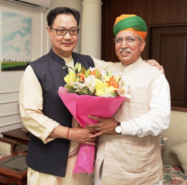 Kiren Rijiju (left) handing over the charge of Ministry of Law and Justice to Arjun Ram Meghwal (right) on 18 May 2023