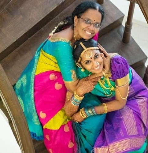 Lakshmi Priyaa Chandramouli and her mother