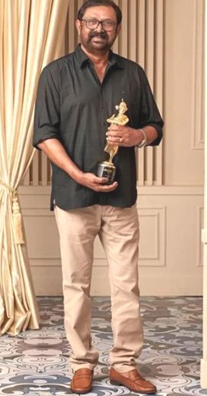 Lal with his Ananda Vikatan award