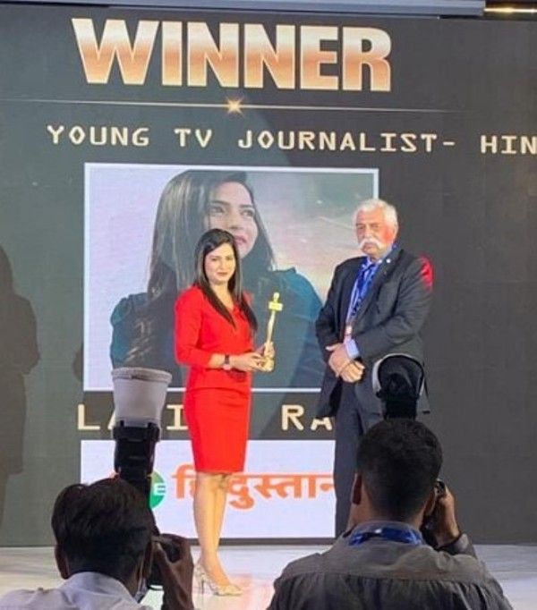Lavina Raj recieving the Young Journalist Award