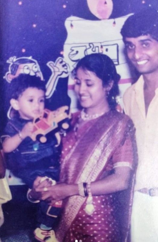 Mandar Jadhav with his parents in his childhood