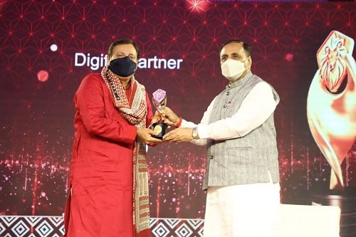 Manoj Joshi receiving ABP Asmita Award