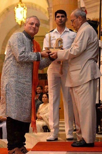 Manoj Joshi receiving National Award