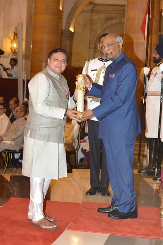Manoj Joshi receiving Padma Shri