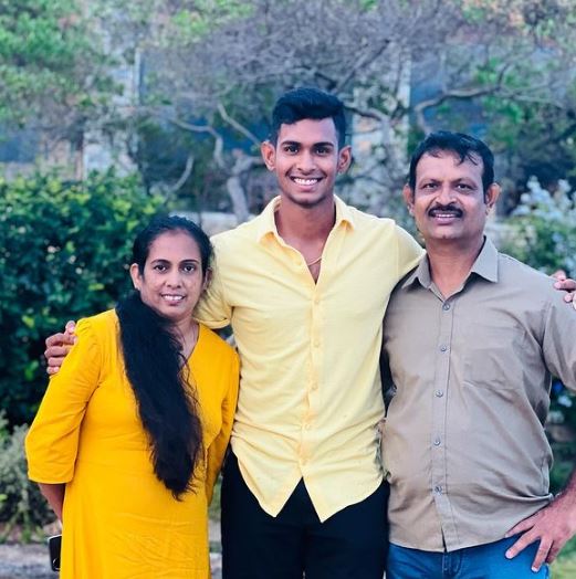 Matheesha Pathirana with his parents