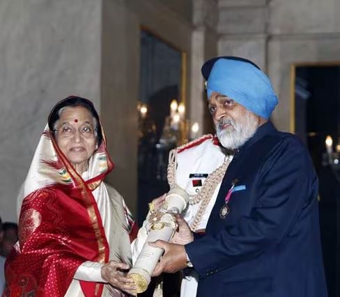 Montek Singh Ahluwalia receiving Padma Vibhushan