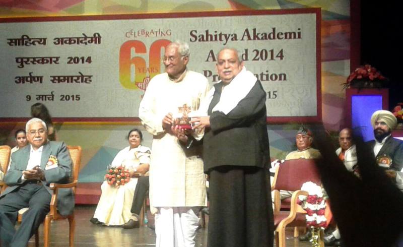 Munawwar Rana receiving the Sahitya Akademi Award (2014)