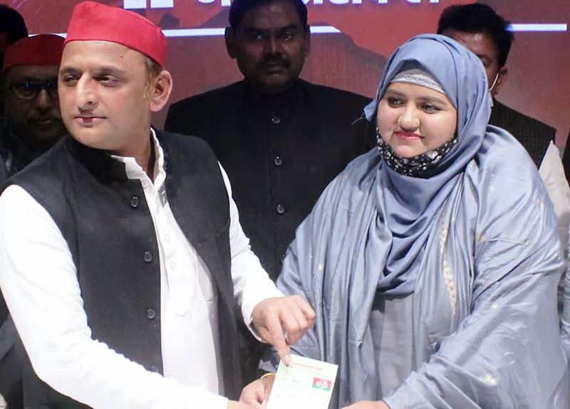 Munawwar Rana's daughter Sumaiya Rana alongside the national president of the Samajwadi Party Akhilesh Yadav